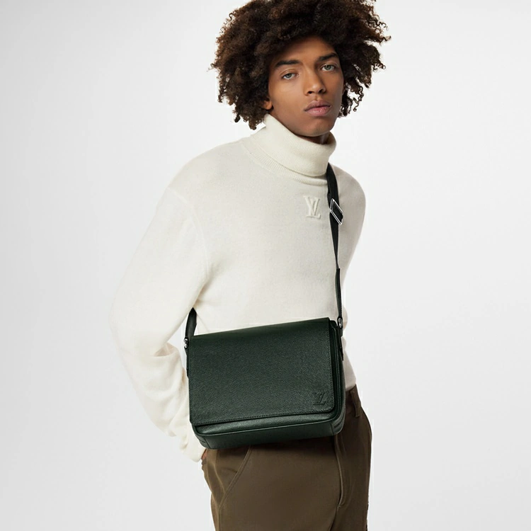 District PM Messenger Bag Taiga Läder i Herrväskor Alla Bags-kollektioner av Louis Vuitton (Produktzoom)