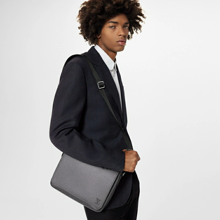 District PM Messenger Bag Taiga Läder i Herrväskor Alla Bags-kollektioner av Louis Vuitton (Produktzoom)