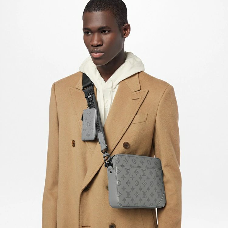 Duo Messenger Bag Monogram Shadow Läder i Herrväskor Cross-Body Bags kollektion av Louis Vuitton (Produktzoom)