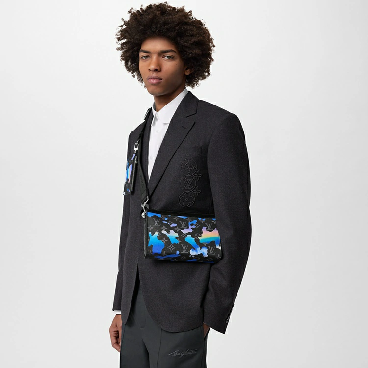 Gaston Wearable Wallet Monogram Eclipse Canvas i herrväskor Små väskor och bältesväskor samlingar av Louis Vuitton (Produktzoom)