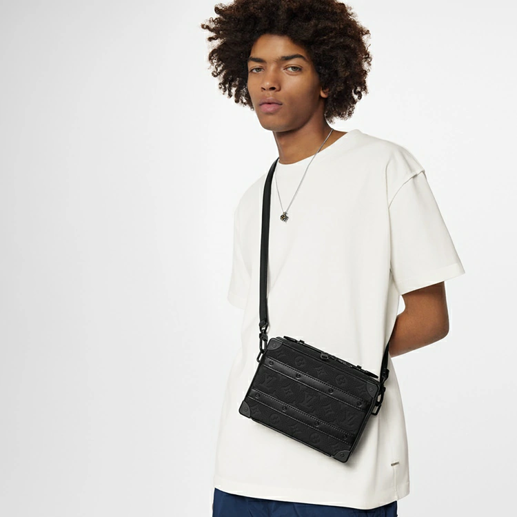Handtag Mjuk Trunk Bag Taurillon Monogram i Herrväskor Cross-Body Bags kollektion av Louis Vuitton