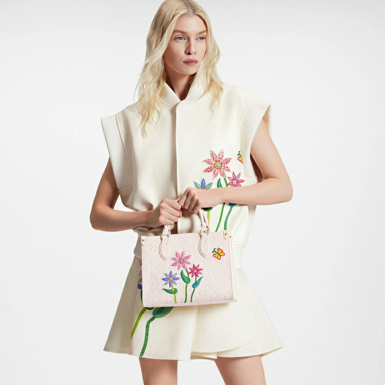 LV x YK OnTheGo PM Monogram Empreinte Läder i handväskor för kvinnor Totes-kollektioner av Louis Vuitton
