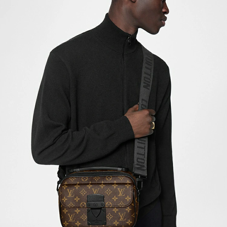 Lock Messenger Bag Monogram Macassar Canvas i Herrväskor Cross-Body Bags kollektion av Louis Vuitton (Produktzoom)