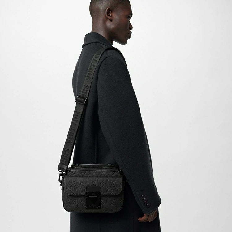 S Lock Messenger Bag Taurillon Monogram i Herrväskor Cross-Body Bags kollektion av Louis Vuitton (Produktzoom)