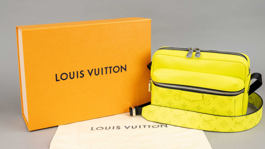 Louis Vuitton Outdoor Messenger väska